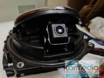 Камера заднего вида CarMedia CM-VWG-EMB CCD-sensor Night Vision (ночная съёмка) для автомобилей Volkswagen Golf VI (2008-2012), Passat B6 (2005-2010), Passat B7 (2011-), Passat CC (2008-) моторизированная вместо заводской эмблемы в планку над номером, куп