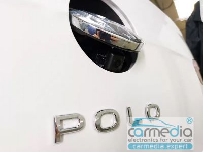Камера заднего вида CarMedia CM-VWG-POLO-EMB CVBS-sensor Night Vision (ночная съёмка) для автомобилей Volkswagen Polo VI (с 2020г.в. по 2022г.в.) моторизированная вместо заводской эмблемы в планку над номером, купить CarMedia CM-VWG-POLO-EMB CVBS-sensor N
